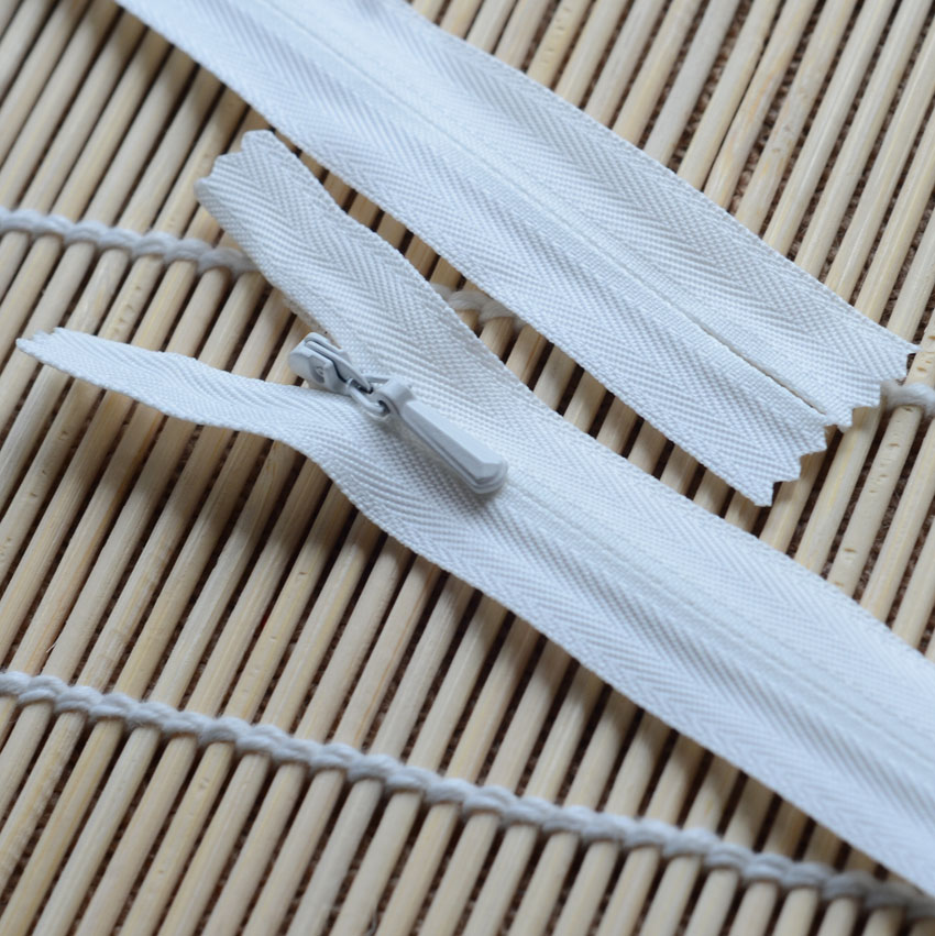 <b>YKK3號白色布邊隱形閉口拉鏈</b>